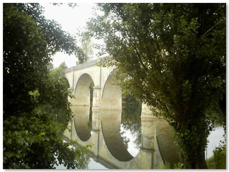 Pont sur le Creuse de rivière